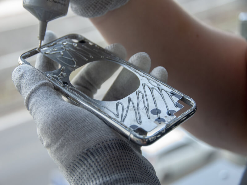 Quy trình thay mặt kính lưng iPhone tại Truesmart